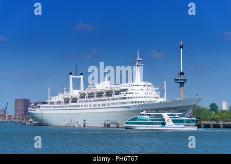 ROTTERDAM, Paesi Bassi - 6 Maggio 2017: tour in barca davanti al SS Rotterdam, un ex nave da crociera della linea Holland-America Foto Stock