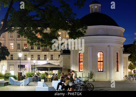 Baden: square Josefsplatz, ristorante in ex spa Josefsbad, giovani seduta, Wienerwald, Vienna Woods, Niederösterreich, Bassa Austria, Austri Foto Stock