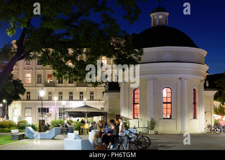 Baden: square Josefsplatz, ristorante in ex spa Josefsbad, giovani seduta, Wienerwald, Vienna Woods, Niederösterreich, Bassa Austria, Austri Foto Stock