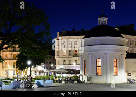 Baden: square Josefsplatz, ristorante in ex spa Josefsbad, giovani seduta, Wienerwald, Vienna Woods, Niederösterreich, Bassa Austria, Austri Foto Stock