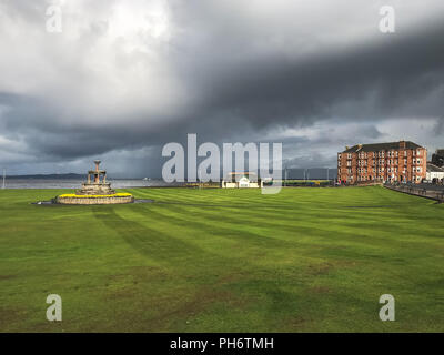 Guardando oltre il luogo Mackerton Largs verso Sandringhame Edifici e proprio come la pioggia torrenziale che può essere visto in comming dal mare. Foto Stock