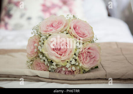 Brides rosa rosa bouquet di nozze il giorno del matrimonio Foto Stock
