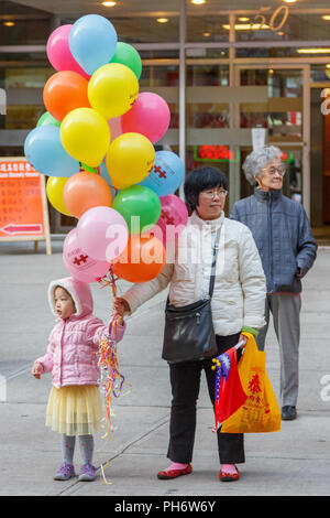 La gente celebra durante una parata di Taiwan nel Lower East Side di Manhattan, New York, NY, STATI UNITI D'AMERICA. Foto Stock