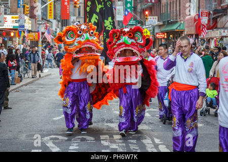 La gente celebra durante una parata di Taiwan nel Lower East Side di Manhattan, New York, NY, STATI UNITI D'AMERICA. Foto Stock