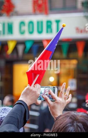 La gente celebra durante una parata di Taiwan nel Lower East Side di Manhattan, New York, NY, STATI UNITI D'AMERICA. Foto Stock