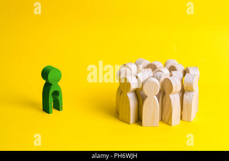 Un di legno la figura di una donna con un vuoto all'interno nella forma di un bambino. Il concetto di perdita del bambino, l'aborto di gravidanza, aborto spontaneo. Trattamento Foto Stock