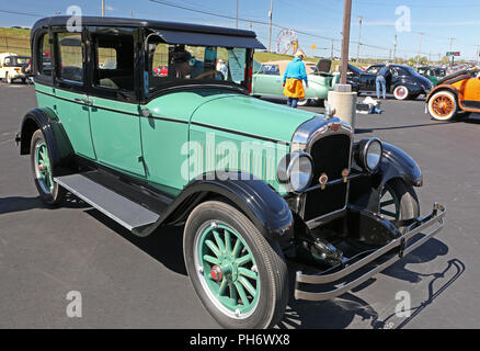 CONCORD, NC - Aprile 8, 2017: UN 1926 Pontiac automobile sul display in Pennzoil AutoFair classic car show tenutosi a Charlotte Motor Speedway. Foto Stock