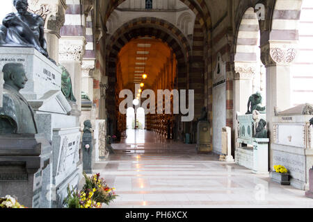 Milano, Italia. 2018/2/8. Il Famedio [la hall of fame] - (il principale monumento cappella del cimitero) - presso il Cimitero Monumentale Foto Stock