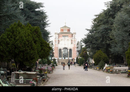 Milano, Italia. 2018/2/8. Un vicolo al Cimitero Monumentale ('Monumental' cimitero) di Milano, Italia. Foto Stock