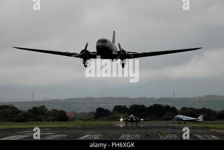 AJAXNETPHOTO. 3a giugno, 2014. LEE on Solent, Inghilterra. - Piani di tributo AIRBORNE - 8 DOUGLAS SKYTRAIN C-47A E DAKOTA DC3 varianti volò fuori dalla vecchia gli RNA HMS DAEDALUS AIRFIELD guidato per la Francia e la Normandia 1944 spiagge famose per lo sbarco in Normandia oggi in uno dei più grandi antenna anniversario omaggio eventi. Quattro degli otto aerei assemblato da intorno il mondo previsto a cadere fino a 100 paracadutisti vicino alla città di CARENTAN. Foto:TONY HOLLAND/AJAX. REF DTH140406 9411 Foto Stock