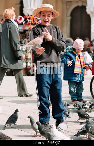 AJAXNETPHOTO. Venezia, Italia. - Ragazzo con piccione SU PIAZZA SAN MARCO. Foto:JONATHAN EASTLAND/AJAX REF:51011 5 4A 4288 (0304) Foto Stock