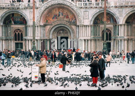 AJAXNETPHOTO. Venezia, Italia - PICCIONE SU PIAZZA SAN MARCO. Foto:JONATHAN EASTLAND/AJAX REF:51011 2720A4288 Foto Stock