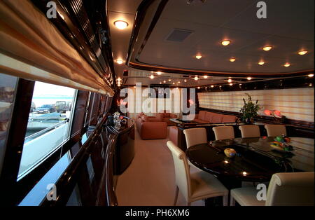 AJAXNETPHOTO. JUAN LES PINS, Francia. - FERETTI CUSTOM LINE 112 MOTORYACHT; salone principale. Foto:JONATHAN EASTLAND/AJAX. REF: CD22603-1 002 Foto Stock