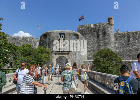 Le mura della città in corrispondenza della pila di gate e di un ponte che conduce al cancello di ingresso alla Città Vecchia, Dubrovnik, Croazia Foto Stock