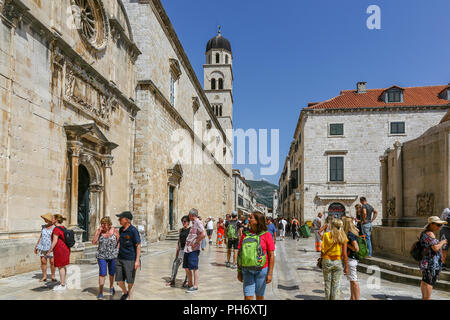 I turisti al di fuori della chiesa di San Salvatore e la Chiesa e il monastero francescano all'interno delle mura della Città Vecchia, Dubrovnik, Croazia Foto Stock