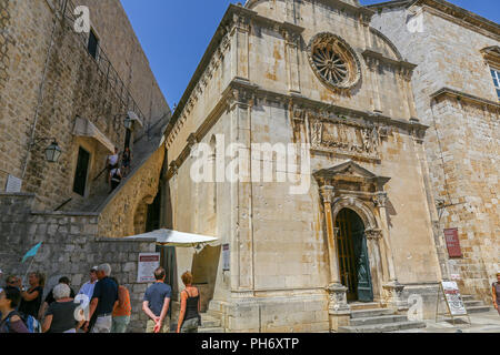 I turisti al di fuori della chiesa di San Salvatore all'interno delle mura della Città Vecchia, Dubrovnik, Croazia Foto Stock