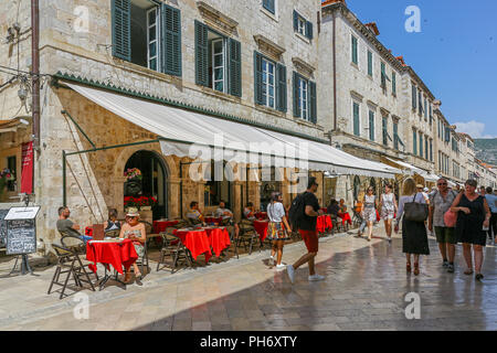 La gente seduta presso il cafe le tabelle nella Città Vecchia, Dubrovnik, Croazia Foto Stock