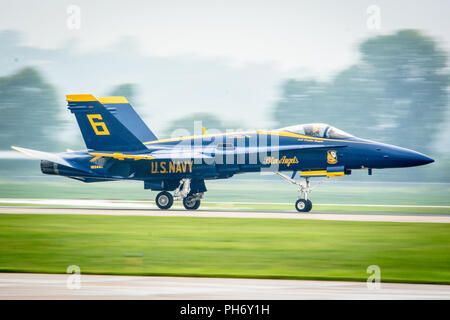 Un U.S. Navy F-18 Hornet aerei, pilotati da Lt. La Cmdr. Brandon Hempler, aeromobili #6 pilota con la Marina Militare dimostrazione di volo squadrone, Blue Angels, atterra a Rosecrans Air National Guard Base, in preparazione per il suono della velocità Air Show e Open House di San Giuseppe, Mo., Agosto 22, 2018. L'air show è ospitato da 139a Airlift Wing e la città di San Giuseppe per ringraziare la comunità per il loro sostegno. Il Blue Angels si sforzano di presentare l orgoglio e la professionalità della marina degli Stati Uniti e Marine Corps ispirando una cultura di eccellenza e di servizio al paese attraverso il volo demonstr Foto Stock