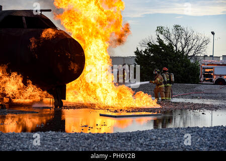 Due Sheppard Air Force Base vigili del fuoco rush per mettere a fuoco a Sheppard AFB, Texas, 23 agosto 2018. Il dipartimento svolge frequenti sessioni di formazione per aggiornare diverse abilità necessarie di vigili del fuoco compresi combattendo esterno e interno di incendi di aeromobili nonché di incendio al motore. (U.S. Air Force foto di Airman 1. Classe Pedro Tenorio) Foto Stock