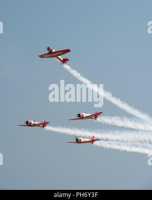 L'aeroshell Aerobatic Team compie durante il 2018 difensori della libertà Air & Space Show Agosto 12, a Offutt Air Force Base, Nebraska. L'Airshow di intrattenimento misti con l'istruzione illustrando gli estremi di ciò che gli aerei militari e civili sono in grado di. (U.S. Air Force foto di Senior Airman Giacobbe Skovo) Foto Stock