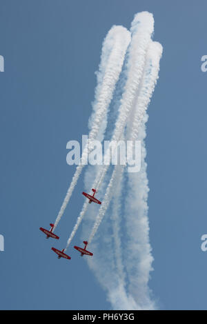 L'aeroshell Aerobatic Team compie durante il 2018 difensori della libertà Air & Space Show Agosto 12, a Offutt Air Force Base, Nebraska. L'Airshow di intrattenimento misti con l'istruzione illustrando gli estremi di ciò che gli aerei militari e civili sono in grado di. (U.S. Air Force foto di Senior Airman Giacobbe Skovo) Foto Stock