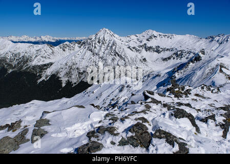 A piedi a Kepler via nel Parco Nazionale di Fiordland in inverno con neve montagne, Isola del Sud, Nuova Zelanda Foto Stock