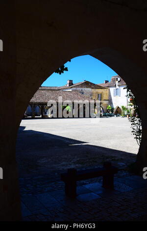 Viste del centro e le strade di La bastide medievale Borgo di Monpazier nella regione della Dordogne della Francia Foto Stock