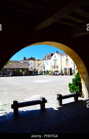 Viste del centro e le strade di La bastide medievale Borgo di Monpazier nella regione della Dordogne della Francia Foto Stock