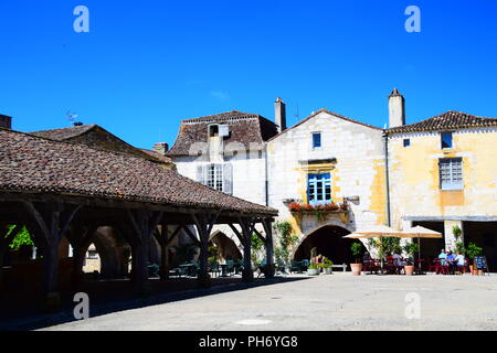 Viste del centro e le strade di La bastide medievale Borgo di Monpazier nella regione della Dordogne della Francia Foto Stock