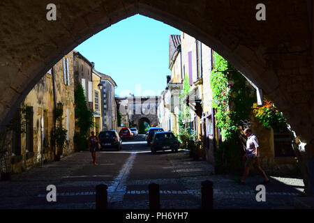 Viste del centro e le strade di La bastide medievale Borgo di Monpazier nella regione della Dordogne della Francia Foto Stock