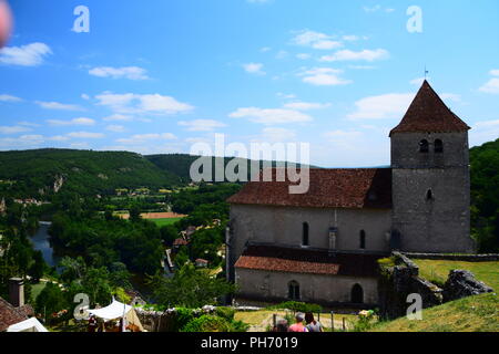 Scene dal borgo medievale di St-Cirq-Lapopie pn il fiume Lot nel sud-ovest della Francia Foto Stock