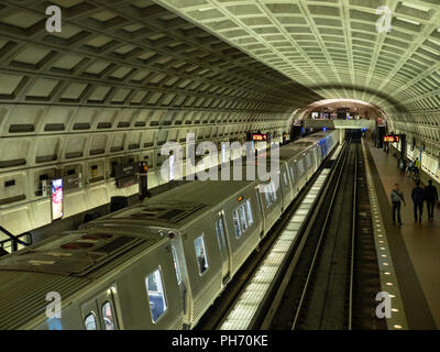 Nuova serie 7000 metro macchina rotoli a Dupont Circle WMATA stazione Foto Stock