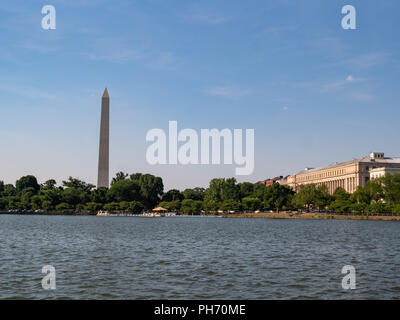 Vista di Washington Memorial e Ufficio di presidenza di incisione e la stampa dal fiume Potomac Foto Stock