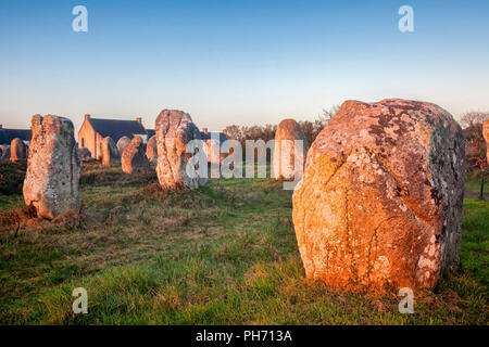Pietre permanente al mondo famoso Carnac, Brittany, Francia. Il sito è un patrimonio mondiale UNESCO Area. Foto Stock