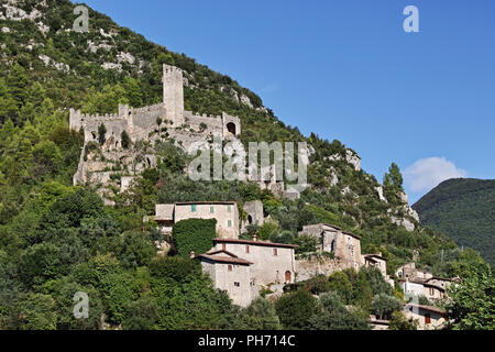 Le rovine della fortezza di precetto, una delle due rocche di Ferentillo, Valnerina, Terni, Umbria, Italia Foto Stock