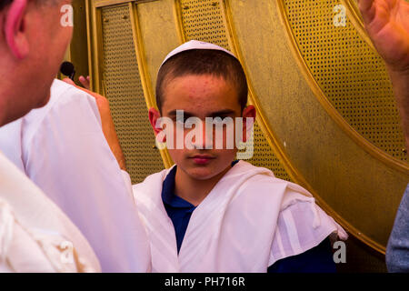 10 maggio 2018 un giovane maschio ebreo al suo bar mitzvà presso il Muro Occidentale di Gerusalemme Israele tra le folle di pellegrini e turisti. Foto Stock