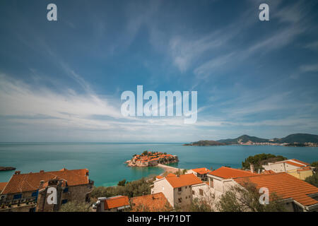 Sveti Stefan, Montenegro - Aprile 2018 : centro storico, attualmente di proprietà privata e si è trasformato in un costoso albergo di lusso Foto Stock