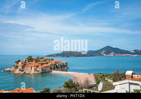 Sveti Stefan, Montenegro - Aprile 2018 : centro storico, attualmente di proprietà privata e si è trasformato in un costoso albergo di lusso Foto Stock