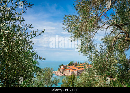 Sveti Stefan, Montenegro - Aprile 2018 : centro storico, attualmente di proprietà privata e si è trasformato in un costoso albergo di lusso Foto Stock