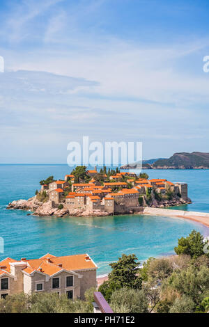 Sveti Stefan, Montenegro - Aprile 2018 : centro storico, attualmente di proprietà privata e si è trasformato in un costoso albergo di lusso Foto Stock