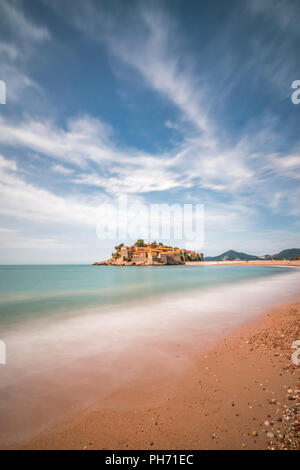 Sveti Stefan, Montenegro - Aprile 2018 : spiaggia di fronte alla storica città vecchia, attualmente di proprietà privata e si è trasformato in un lusso costoso hote Foto Stock