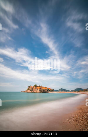 Sveti Stefan, Montenegro - Aprile 2018 : spiaggia di fronte alla storica città vecchia, attualmente di proprietà privata e si è trasformato in un lusso costoso hote Foto Stock