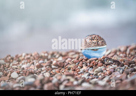 Sveti Stefan, Montenegro - Aprile 2018 : pietra miliare storica città vecchia riflessa nella grande trasparente sfera di vetro Foto Stock