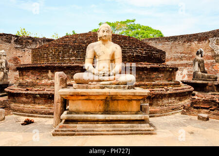 Seduto immagine del Buddha in vatadage Foto Stock