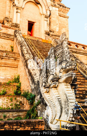 Naga custode di Wat Chedi Luang Foto Stock