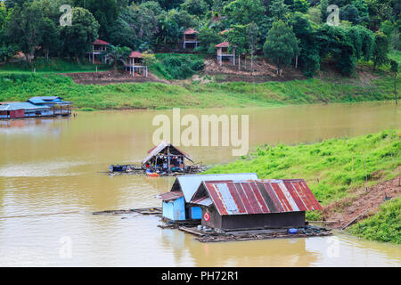 Casa galleggiante in sangklaburi Foto Stock