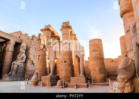 Statua del faraone in tempio di Luxor Foto Stock