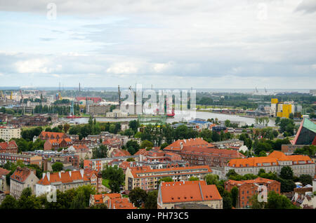 Città di Gdansk in Polonia, veduta aerea della Città Vecchia, vista dalla Chiesa di Santa Maria a Torre. La città di Danzica al giorno nuvoloso. Foto Stock