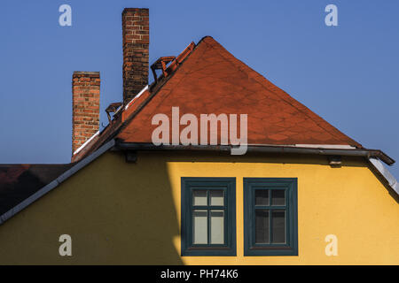 Casa con il vecchio tetto hipped Foto Stock