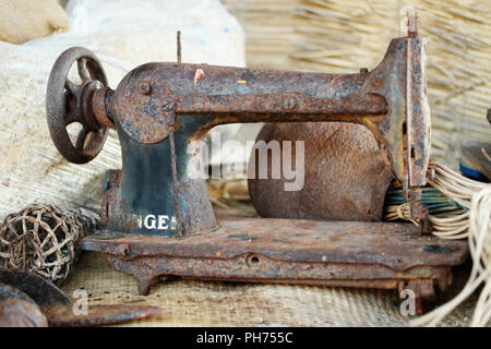 Rusty Vintage macchina da cucire sul tavolo Foto Stock